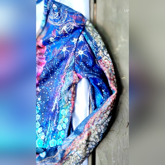 NEW! Form- fitting, Blue starry top🦋 It's extremely sexy on😉 - Picture 5 of 7